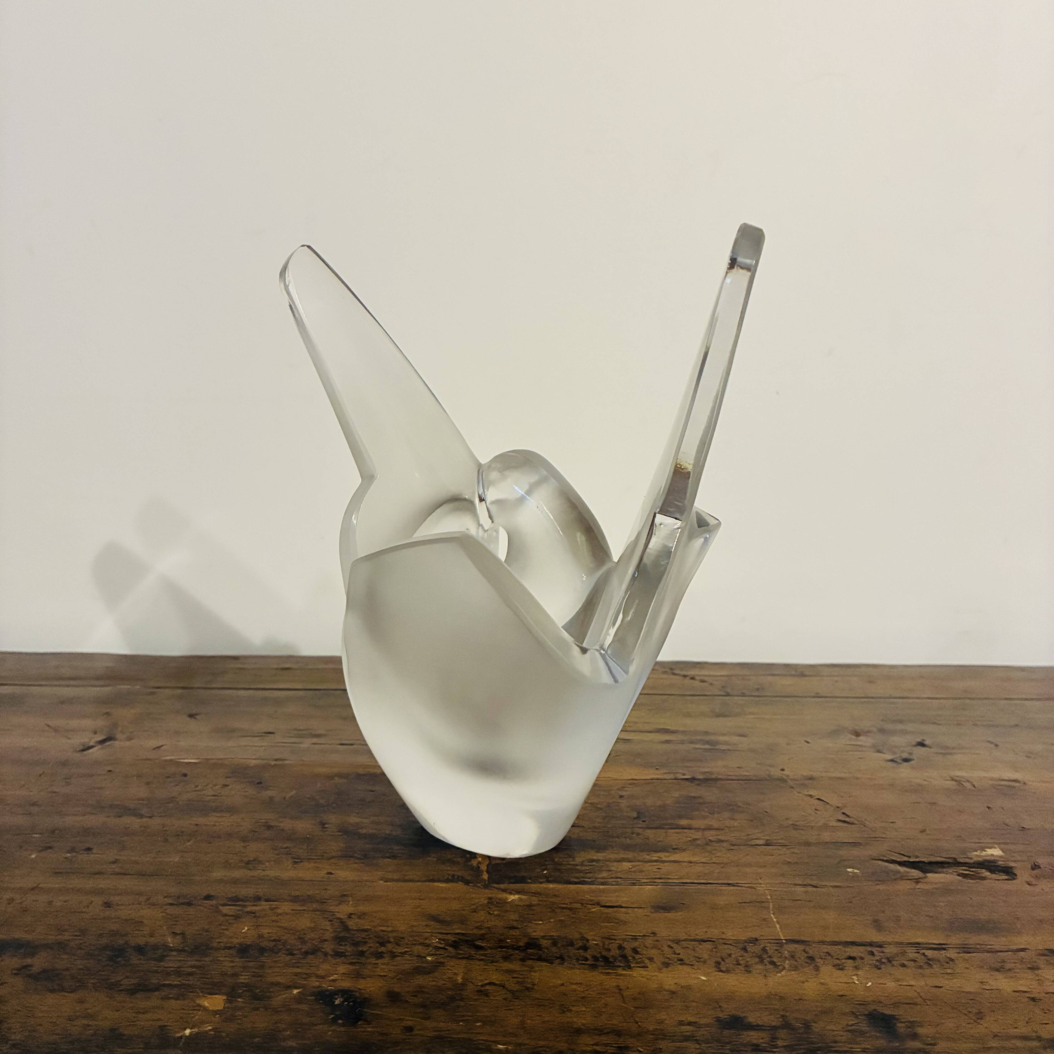 Lalique "sylvie" — dove vase in satin and polished pressed crystal