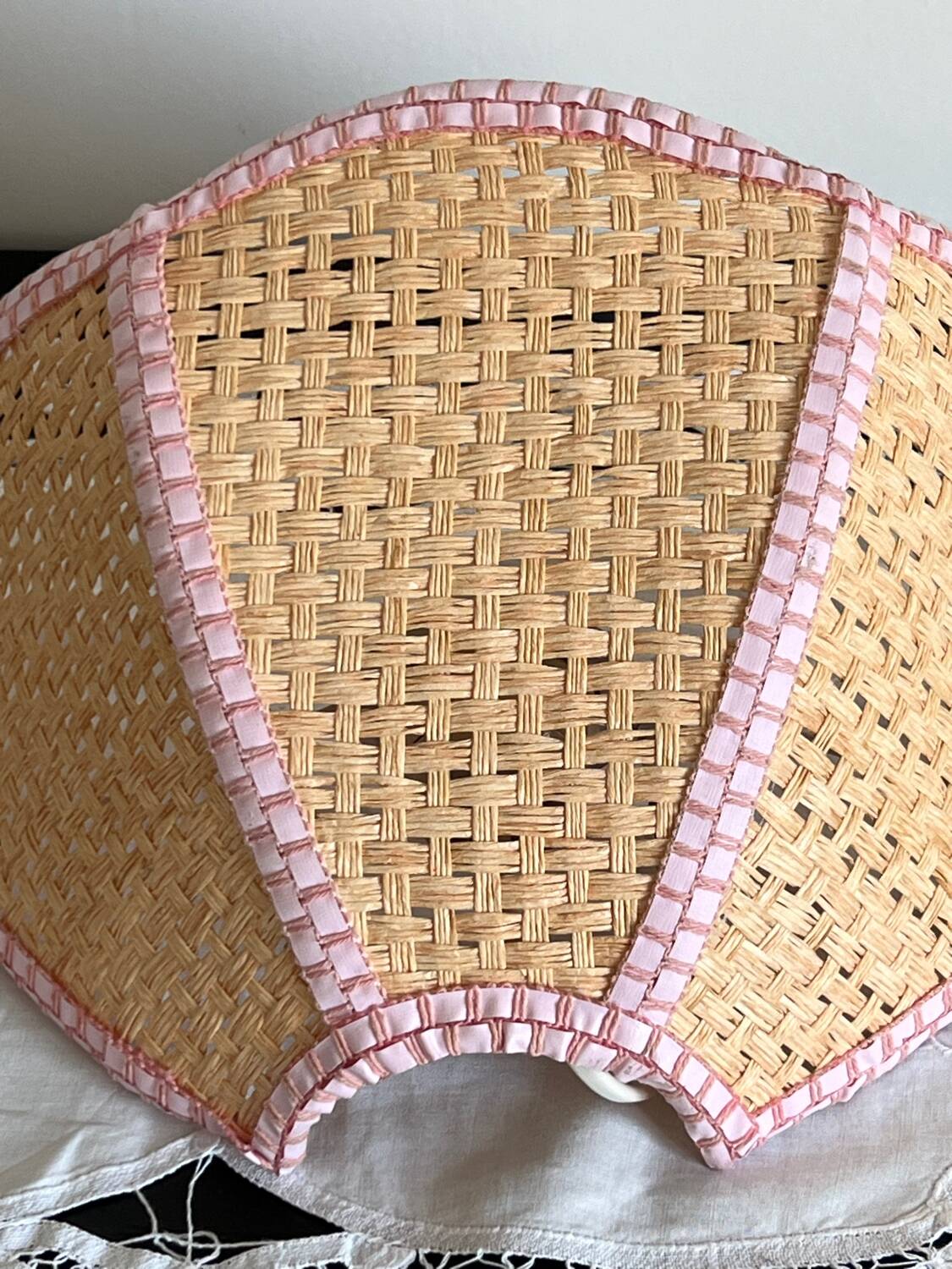 Flower applique in raffia and pink fabrics