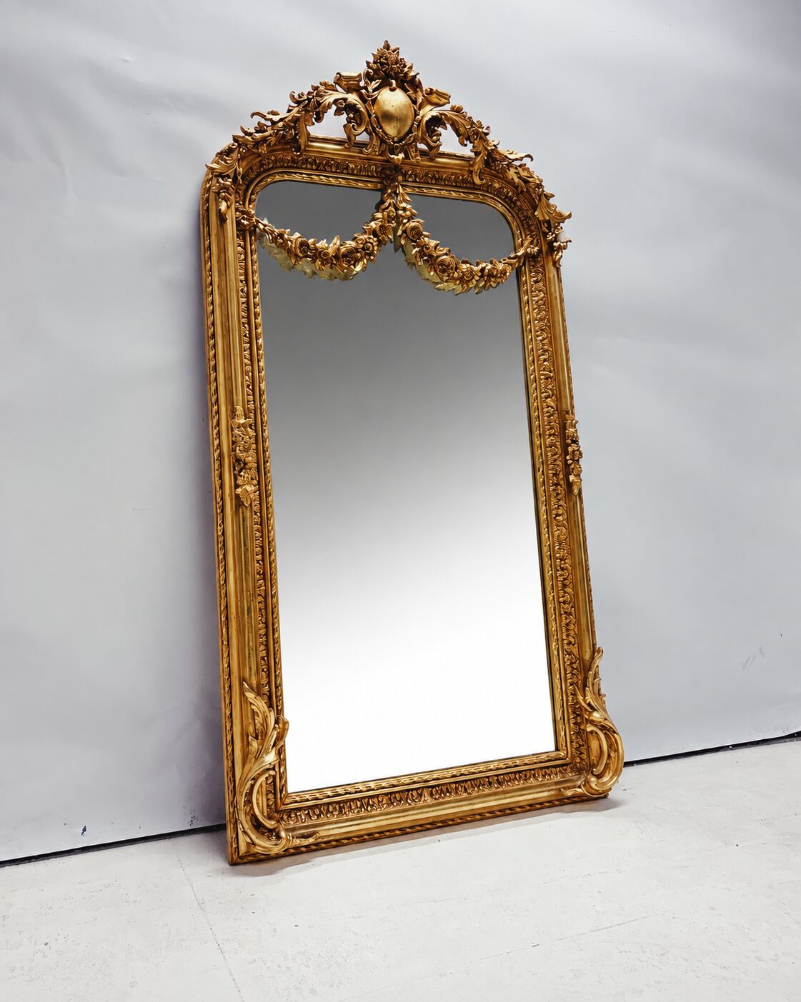 Miroir baroque doré avec guirlande de fleurs