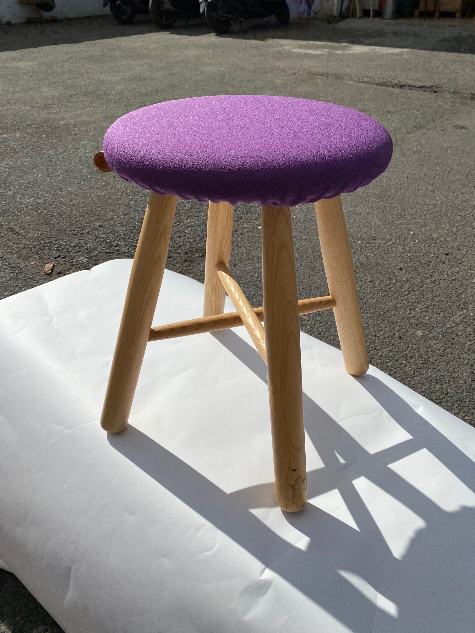 TAG purple sitting ash tabouret