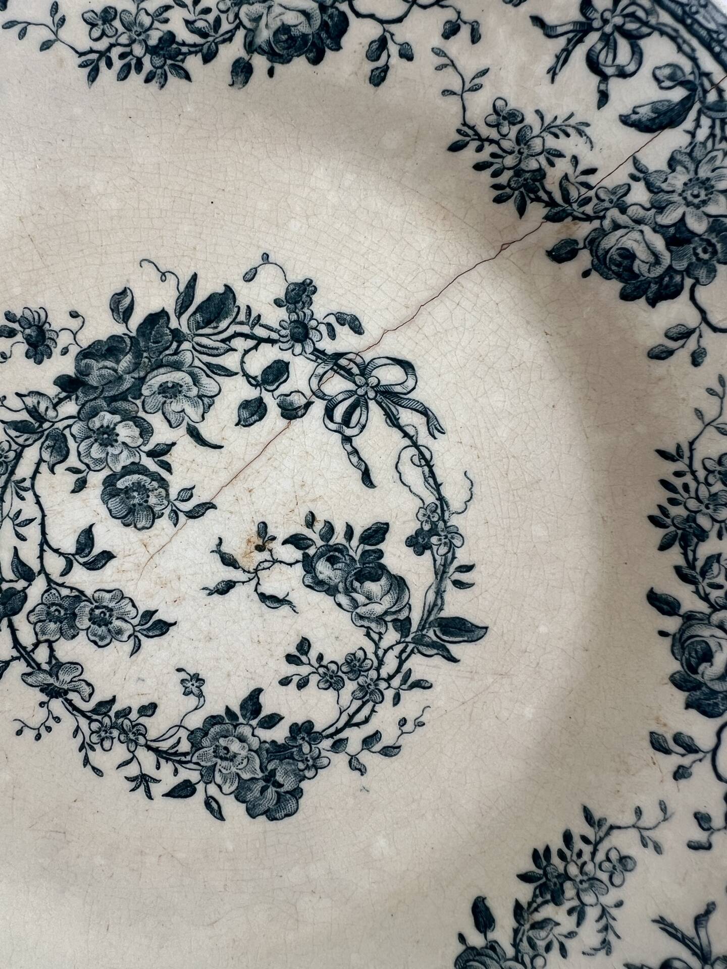 Gien bouquet de roses terre de fer lot de deux petites assiettes 1875