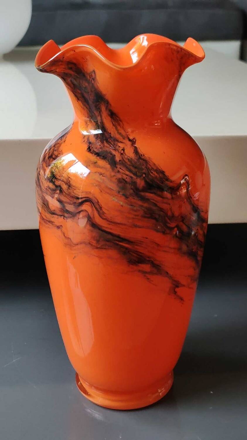 Corolla floral base. In blown Art glass, Murano Italy style. Black plumes of smoke. High 24 cm
