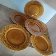 Assiettes majolaine ocre marron caramel 