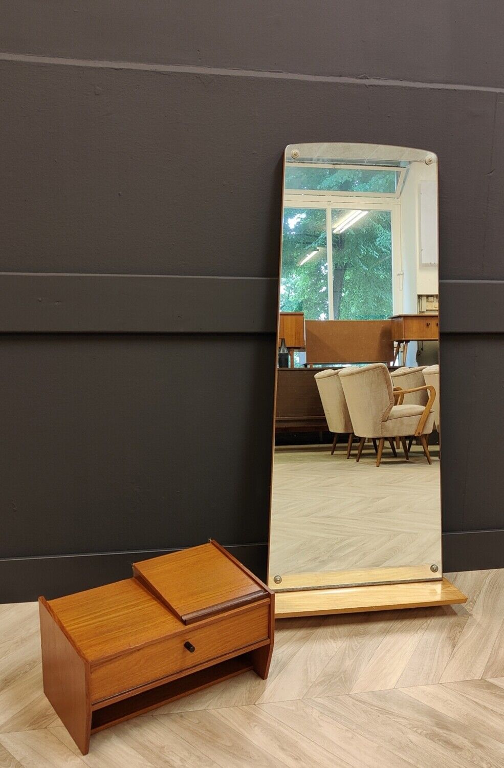Hanging cabinet and mirror