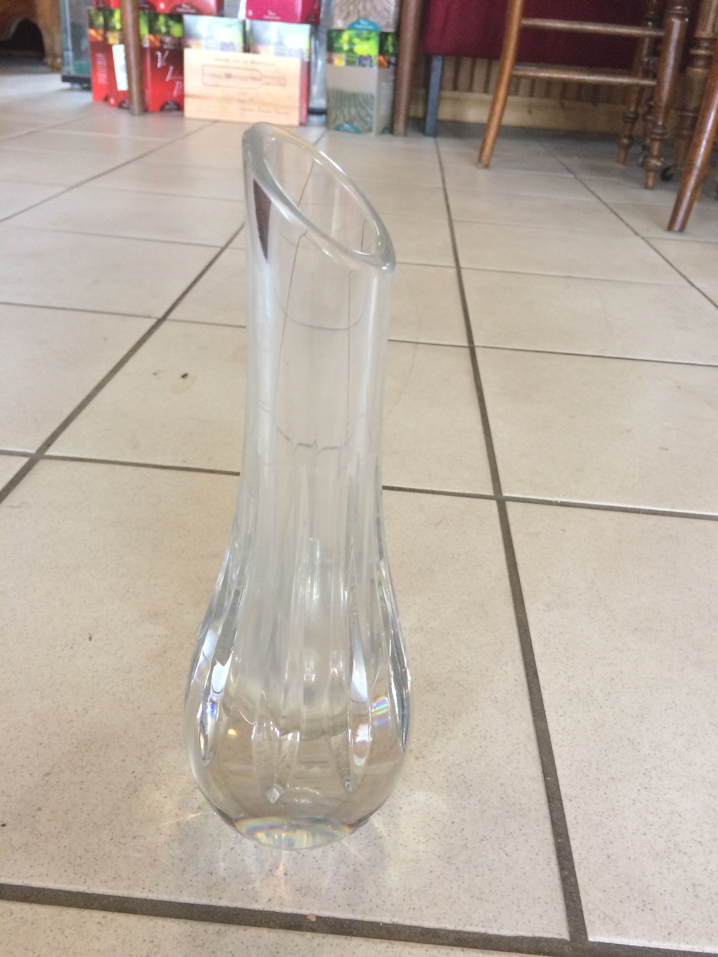 Vase ancien en cristal de Baccarat, col en biseau, éstampille