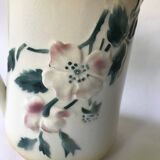Pichet barbotine ancien à décor floral numéroté 548
