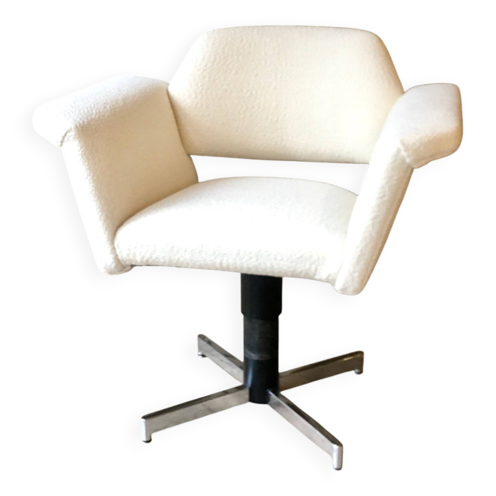 Prism armchair by Joseph-André Motte, Lelièvre fabric.