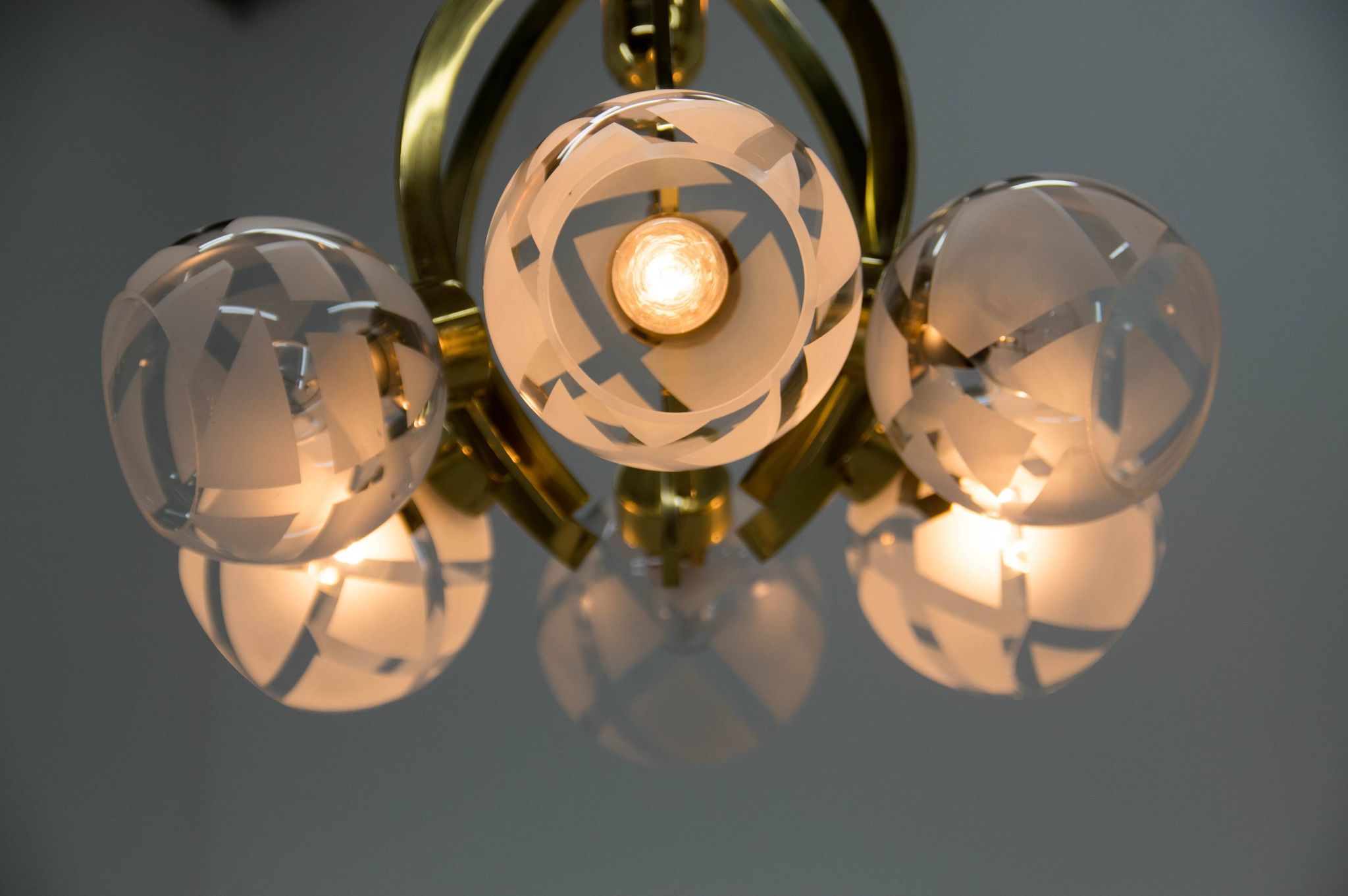 Lustre à 6 bras en laiton et verre, années 1980