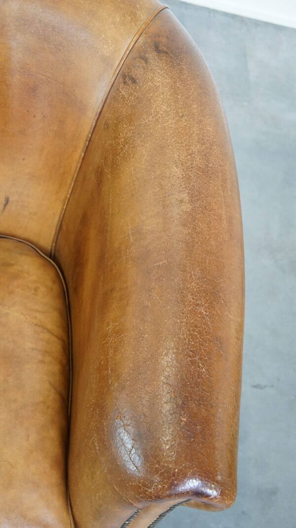 Fauteuil en cuir de mouton et clous de tapissier