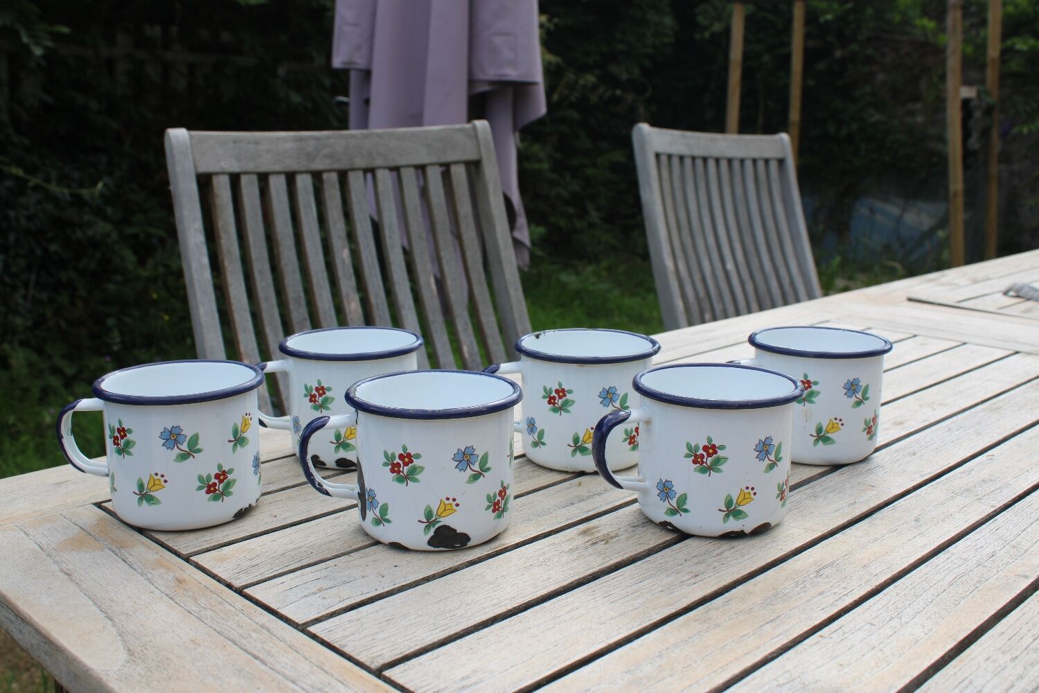 Enamelled sheet metal cups