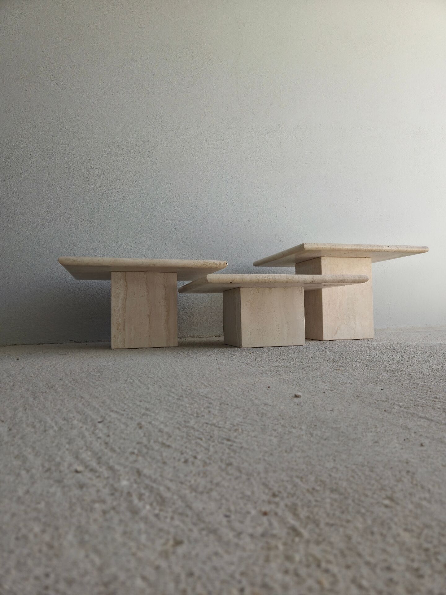 Tables gigognes- basses travertin 1970