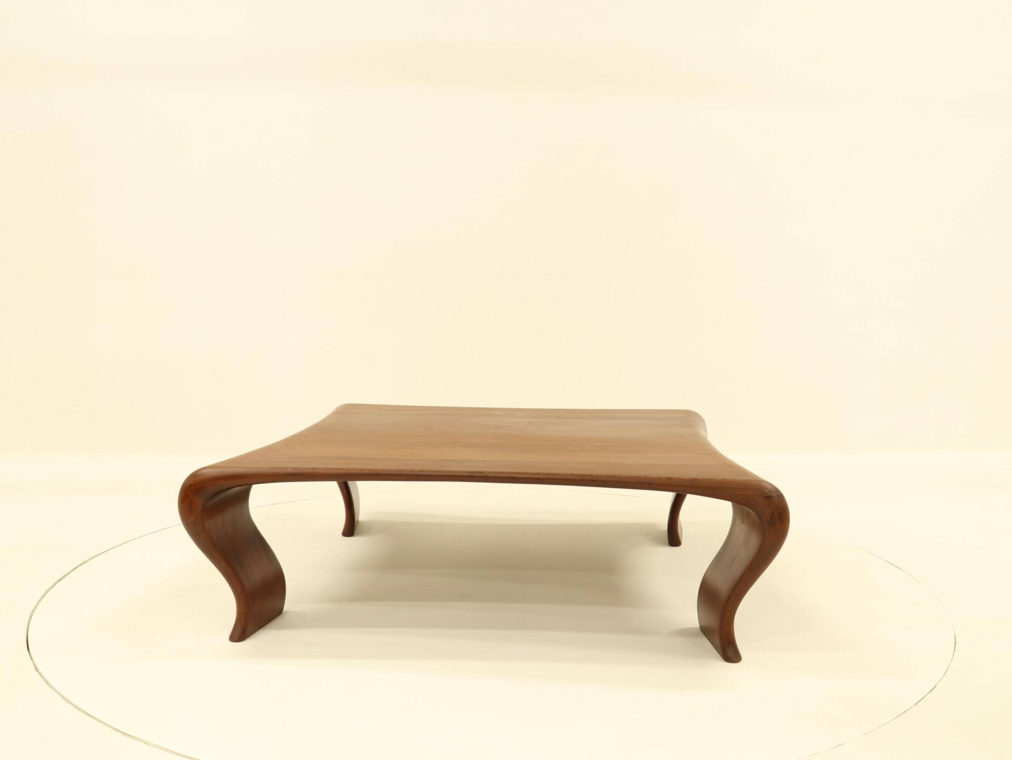 Table basse en Iroko massif par Marc Van Rampelberg