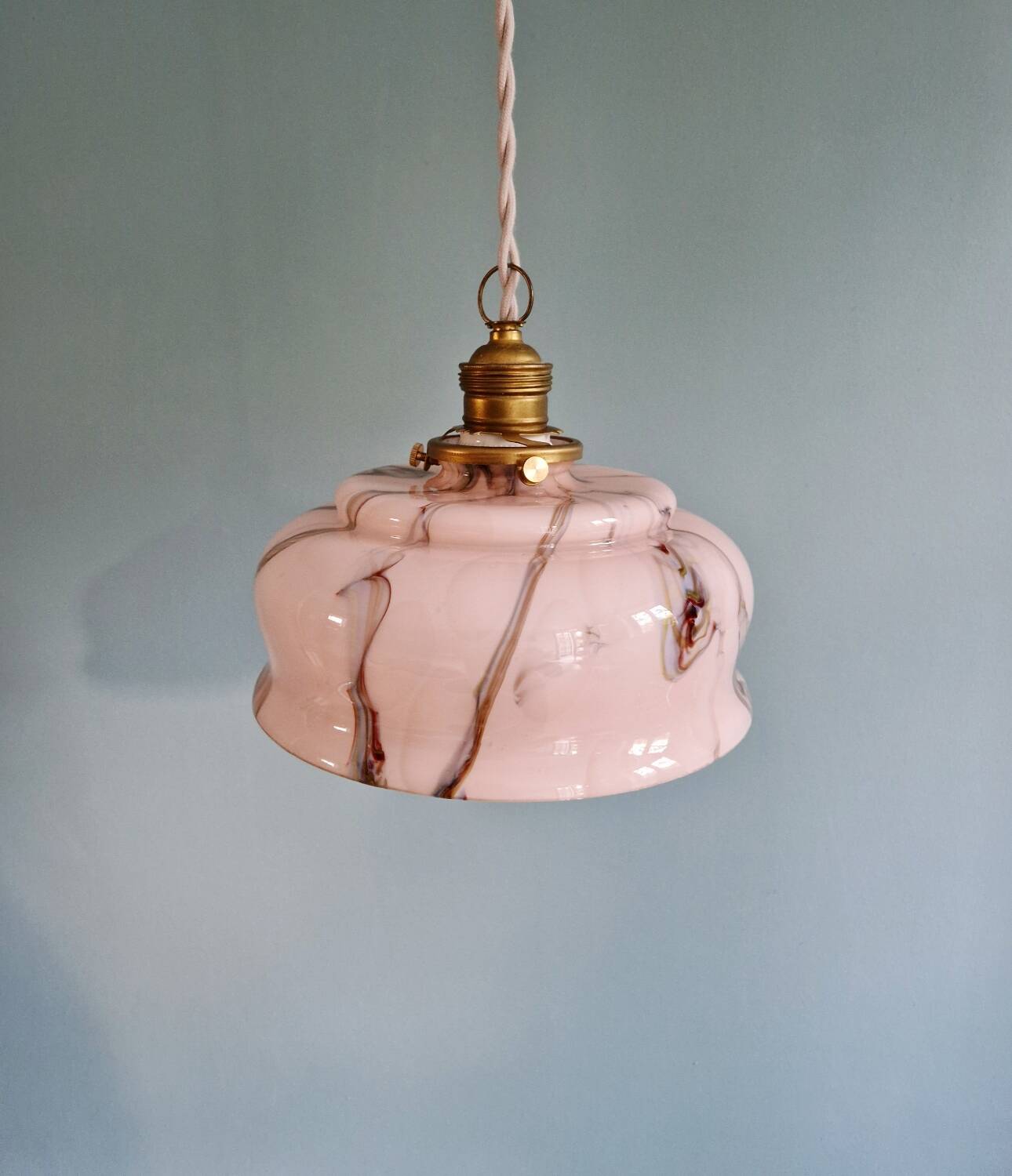 Suspension Art Déco en opaline marbrée rose, Scailmont (Belgique)