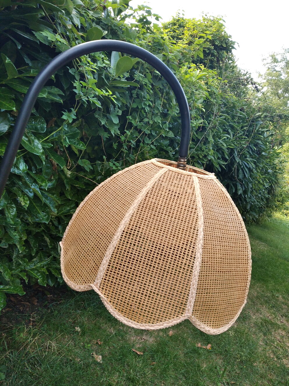 E-reader with tablet and tripod foot