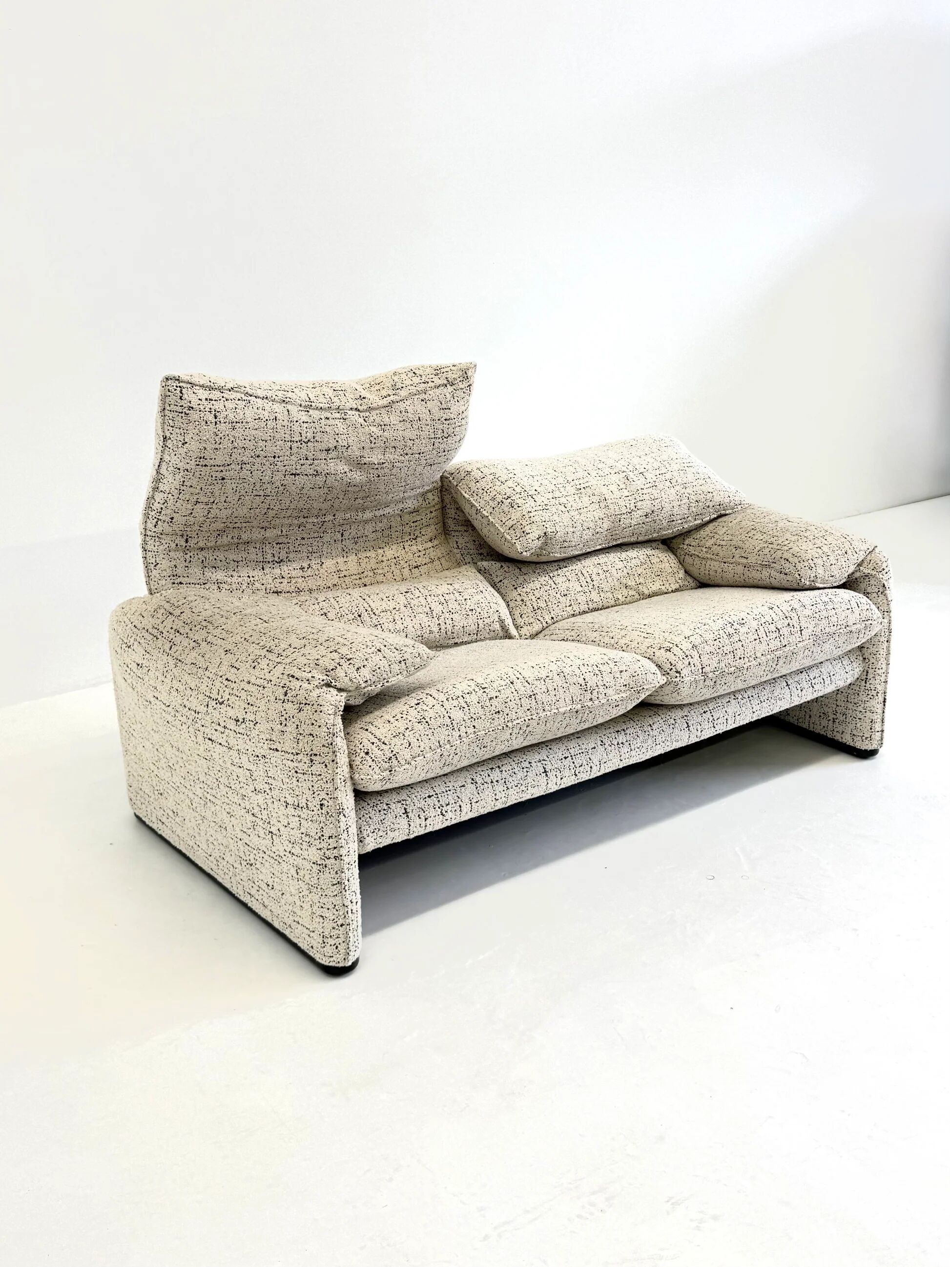 Cassina Maralunga 2-seater sofa by Vico Magistretti off-white with subtle pattern