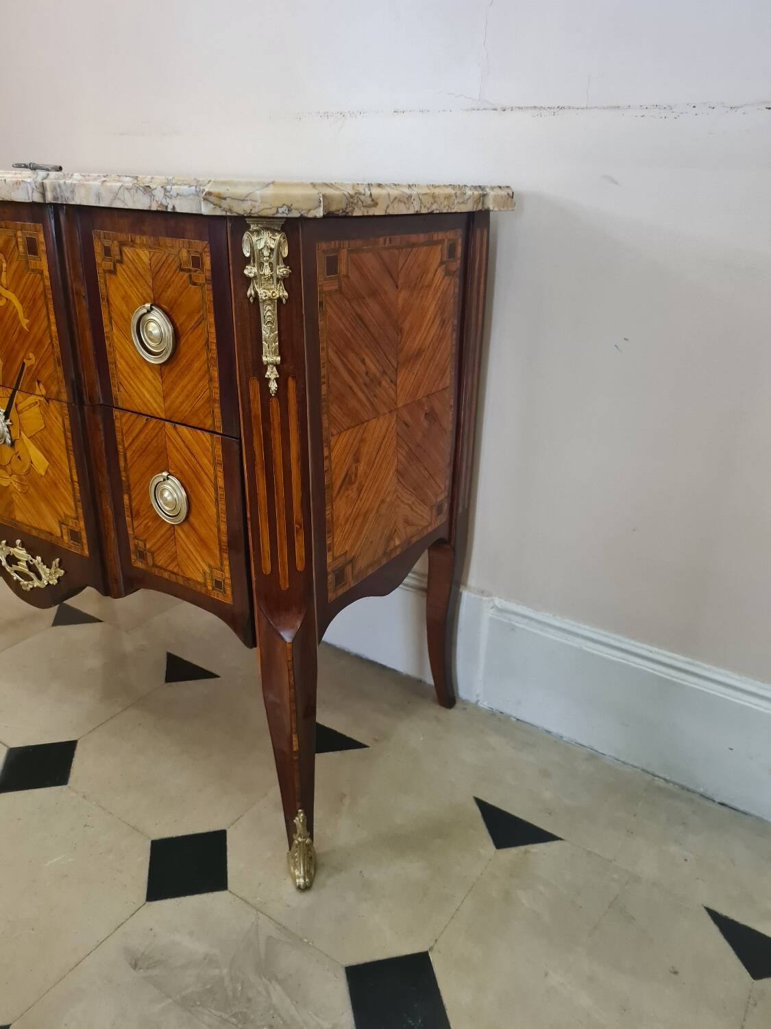 Transition period chest of drawers