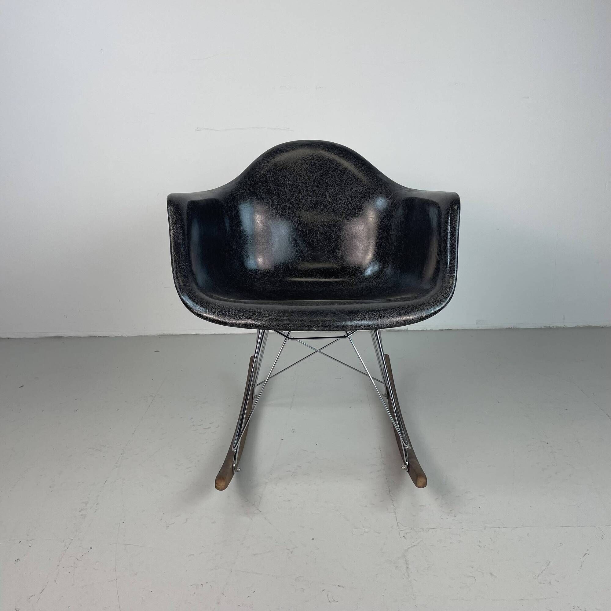 Fauteuil à bascule RAR Eames Herman Miller des années 1950 en noir