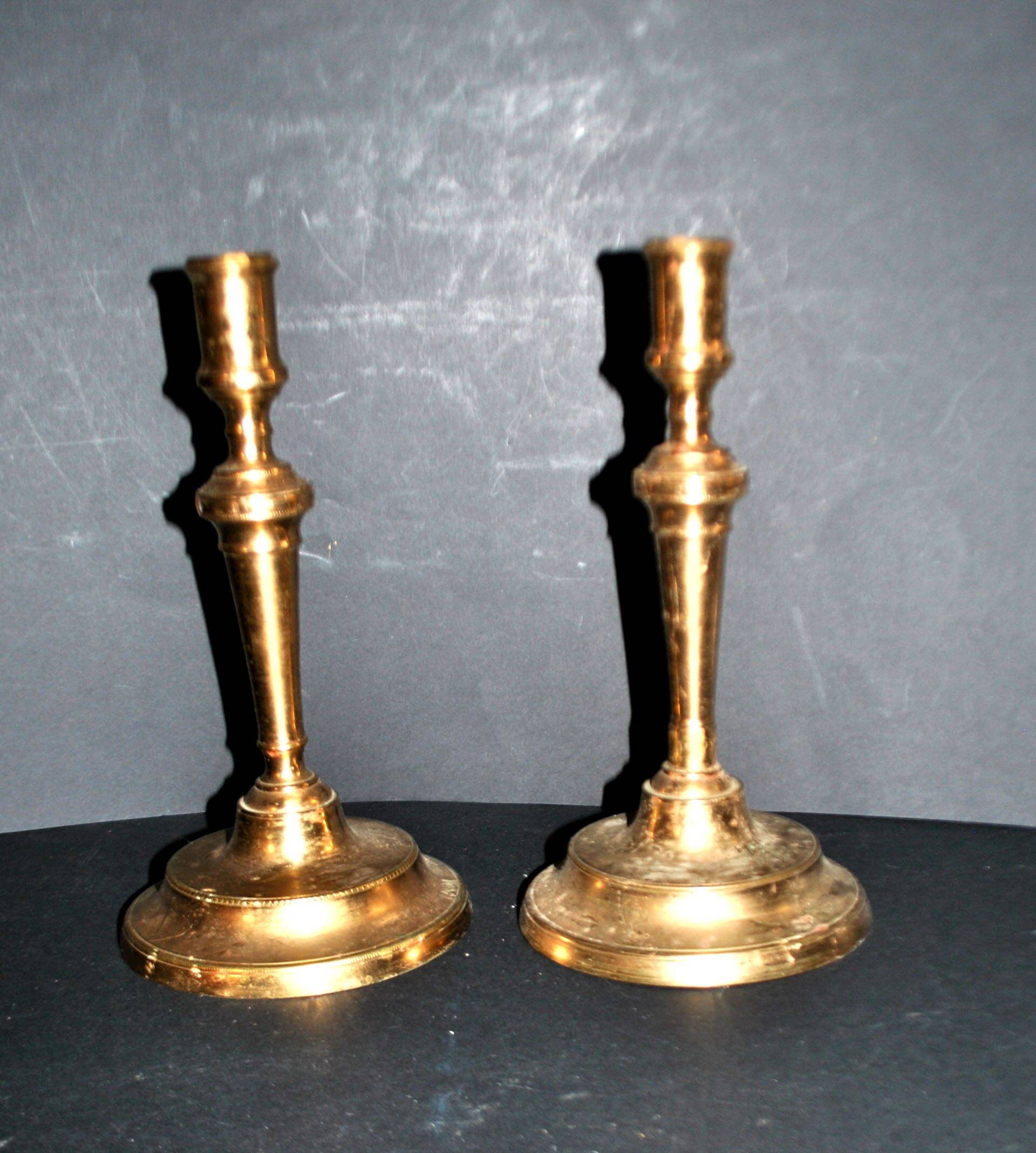 Set of 2 antique hand-chiselled gilded bronze candlesticks – Pair of 18th-century candle holders.