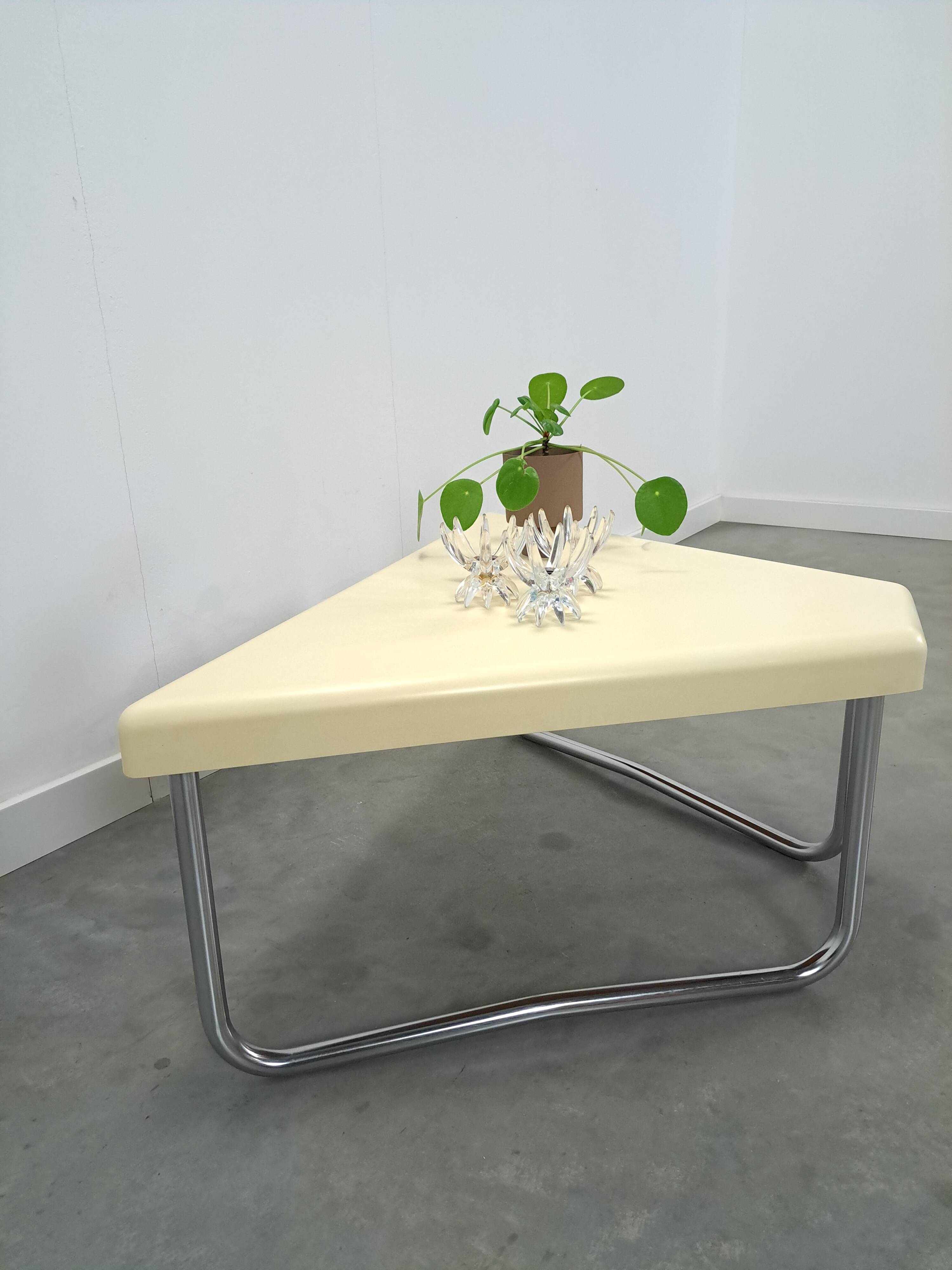 Table en plastique triangulaire de l'ère spatiale avec des pieds en tube chromé.