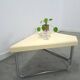 Table en plastique triangulaire de l'ère spatiale avec des pieds en tube chromé.