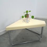 Space age driehoek kunststof tafel met chromen buisframe poten