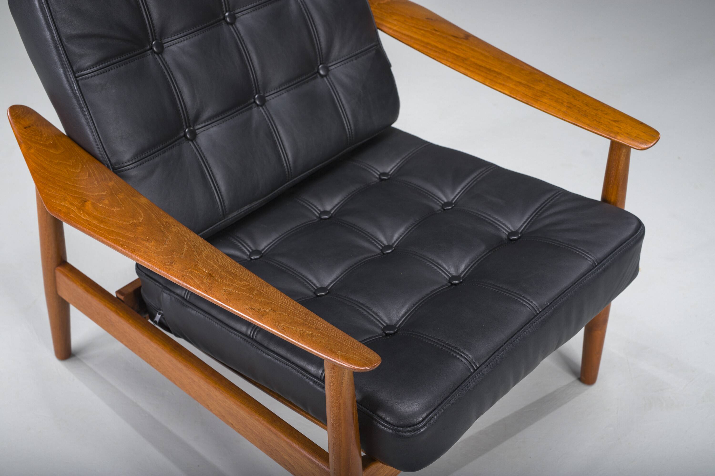 Mid-Century Modern FD 164 Armchair in Teak and Black Leather by Arne Vodder