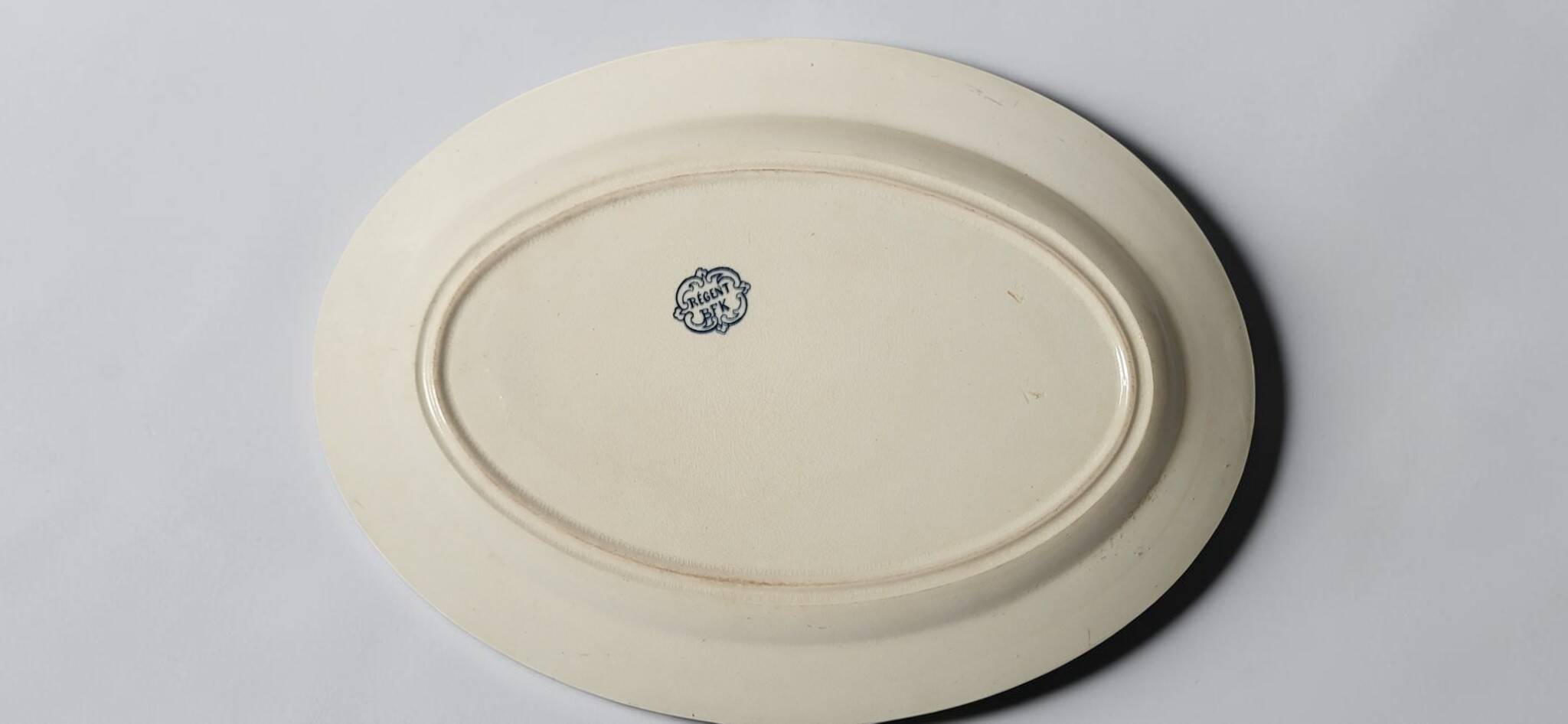 Plat ovale en faïence Boch BFK modèle Régent