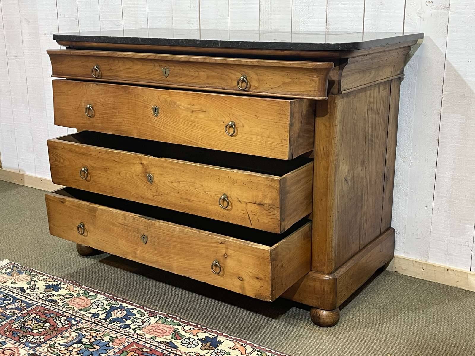 Commode Restauration XIXème en merisier et dessus marbre noir