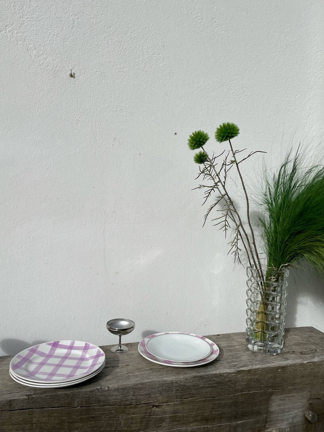 4 dinner plates, pink tablecloth, Moulin des Loups