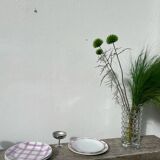 4 dinner plates, pink tablecloth, Moulin des Loups