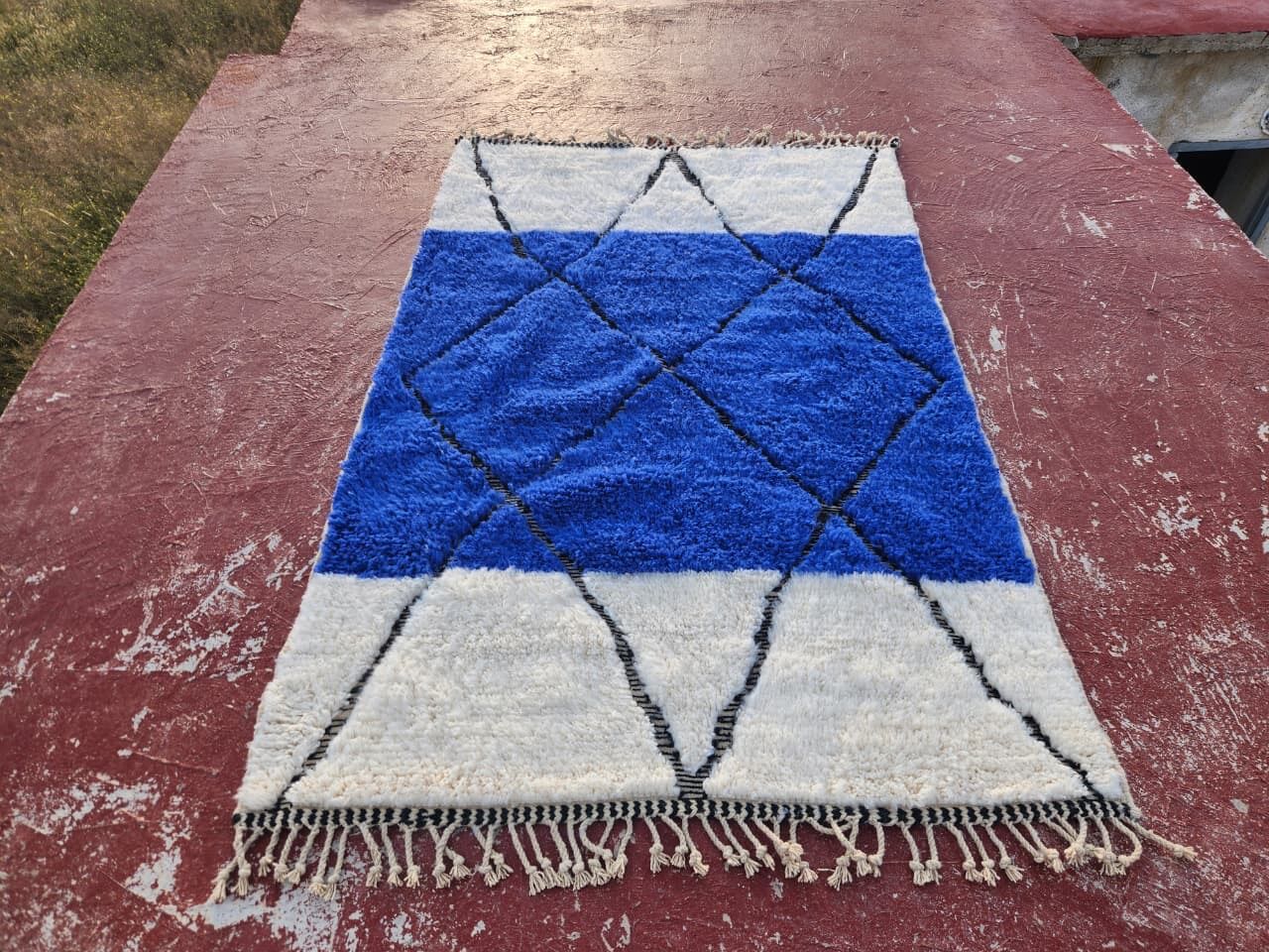 Cobalt and ecru Beni Ouarain rug in wool – 250 x 150 cm