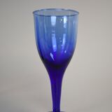 Suite of 8 cobalt bubble glass foot glasses