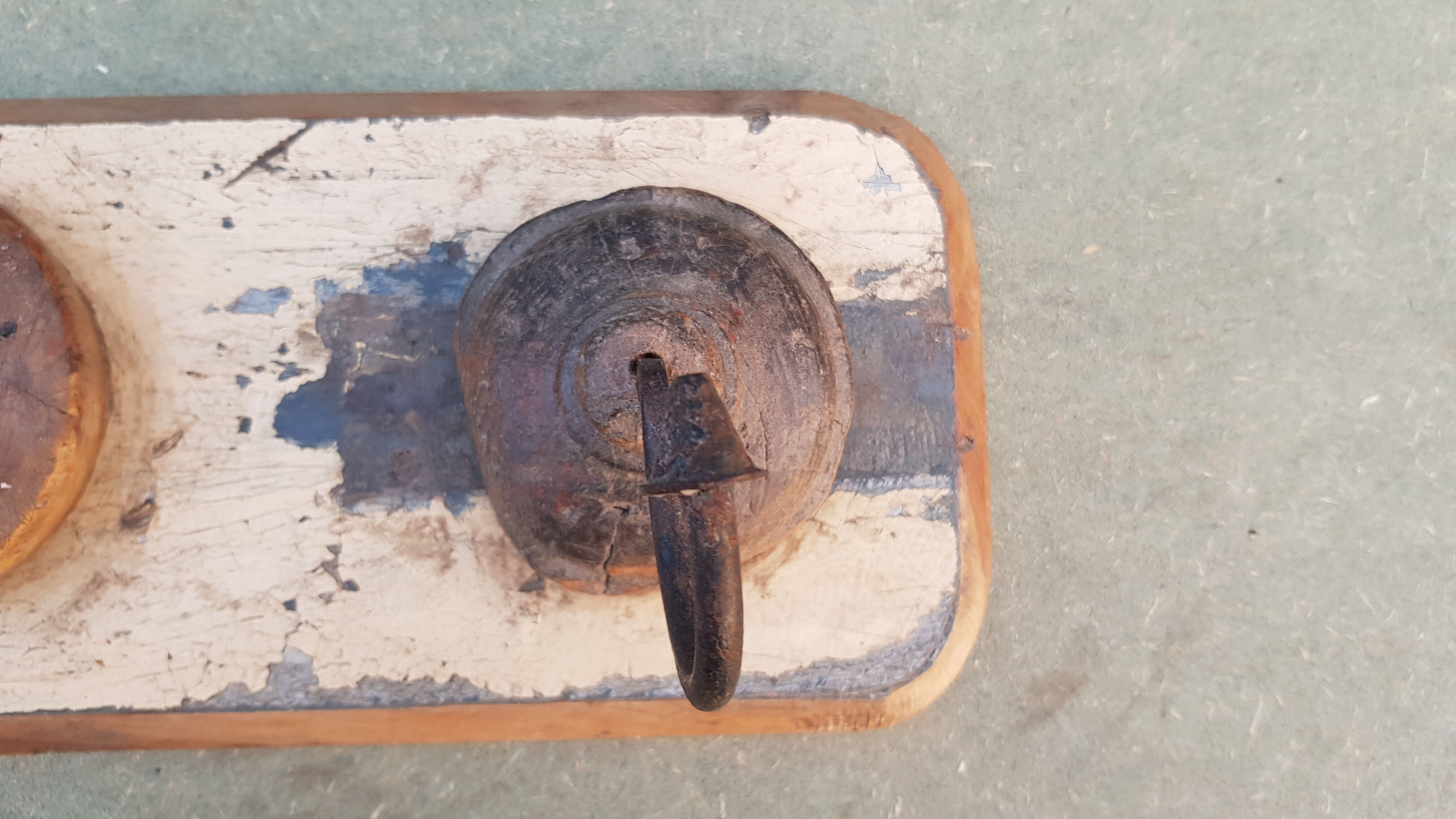 Ecru solid teak coat hook with 3 cast iron hooks