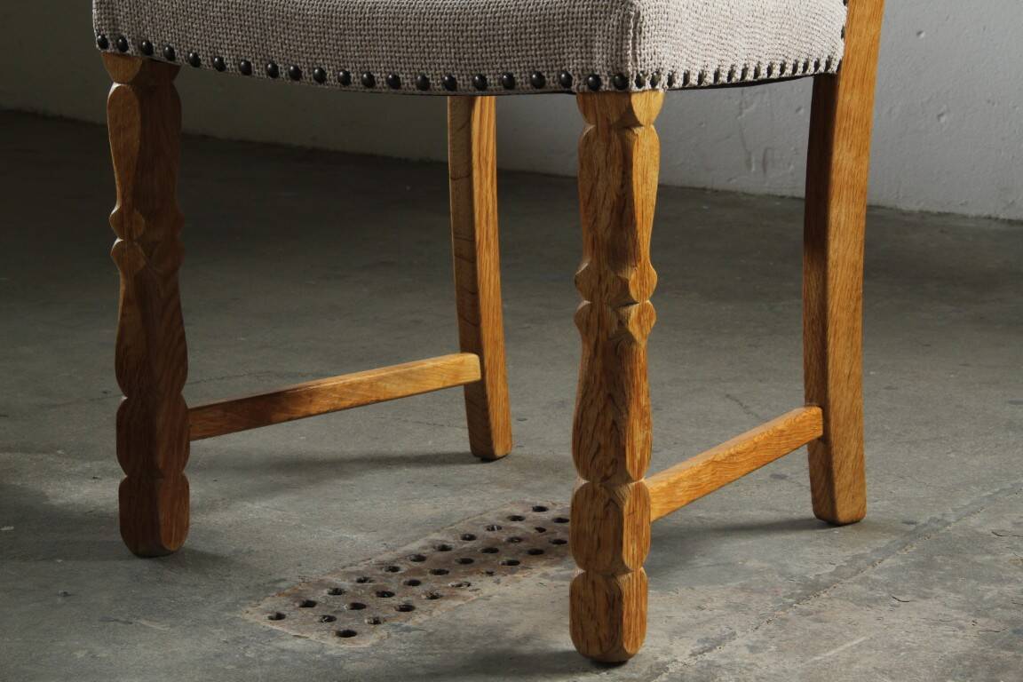 Ensemble de six chaises de salle à manger en chêne vintage danois, style Henning Kjærnulf, années 1960.