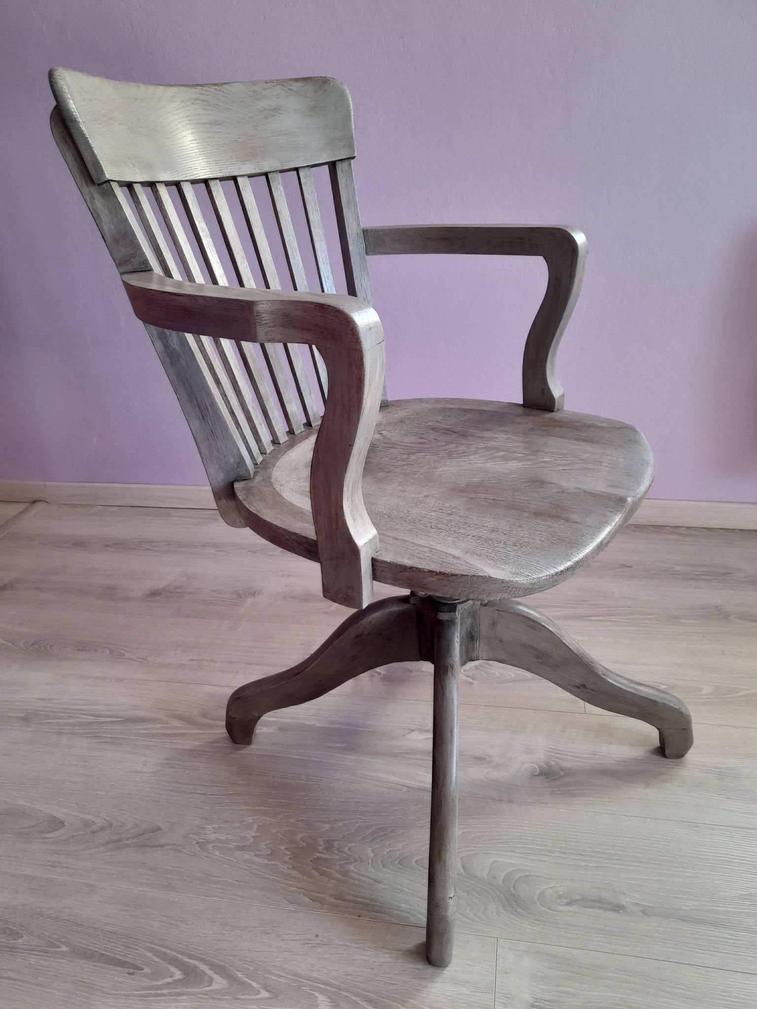 Fauteuil de bureau pivotant en bois laqué gris