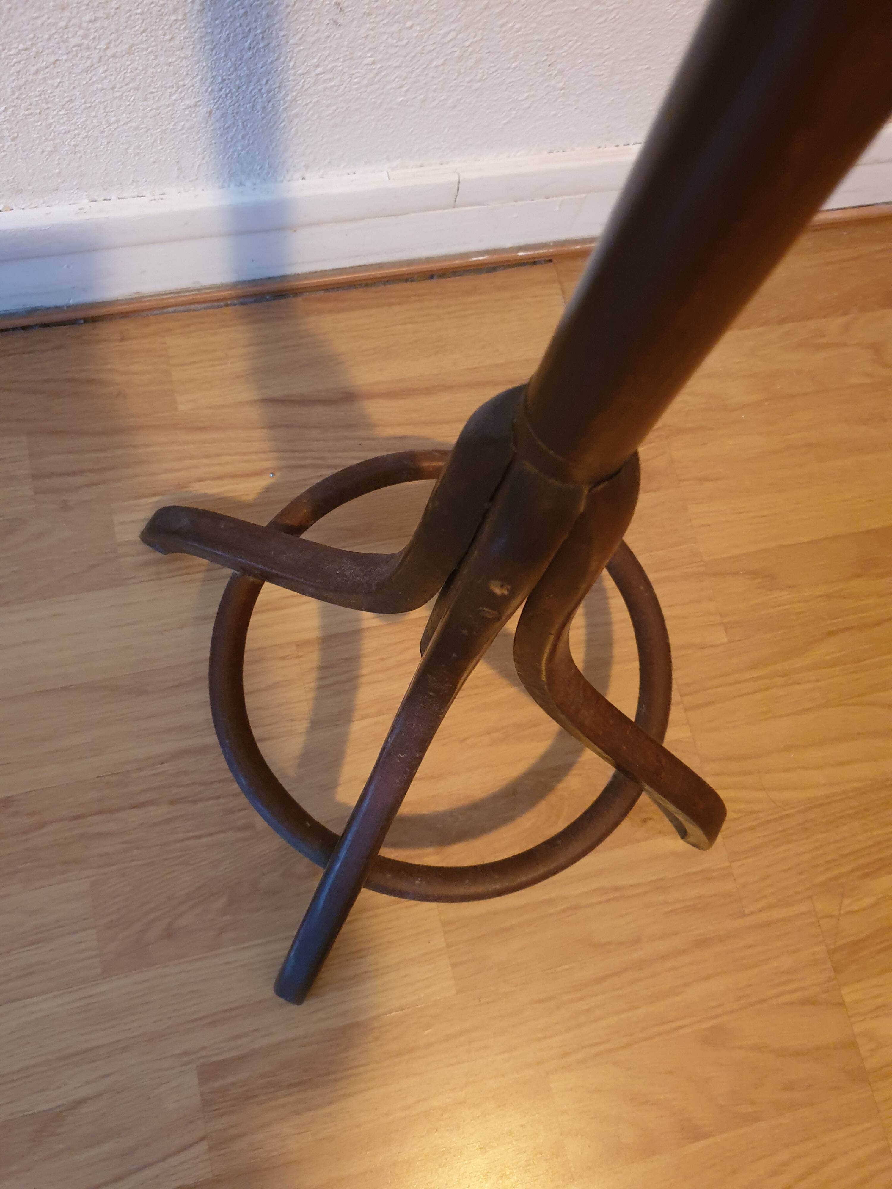 Porte manteau  perroquet thonet