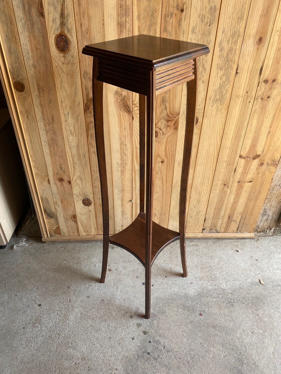 Wooden pedestal table