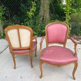 2 bergères, fauteuils style Louis XV en soie rouge rosé