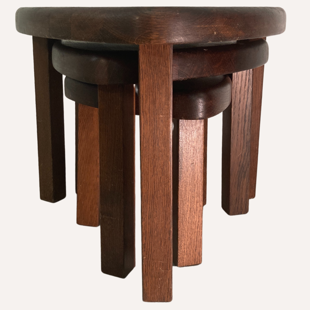 Chêne brutaliste organique incurvé ovale côté ou tables gigognes, néerlandais vers 1960