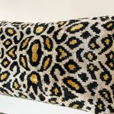 Coussin Ikat en velours panthère