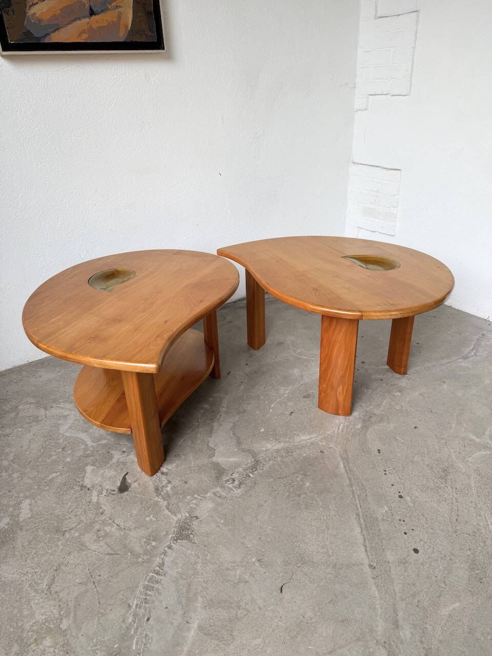 Tables basses en orme formant une goutte