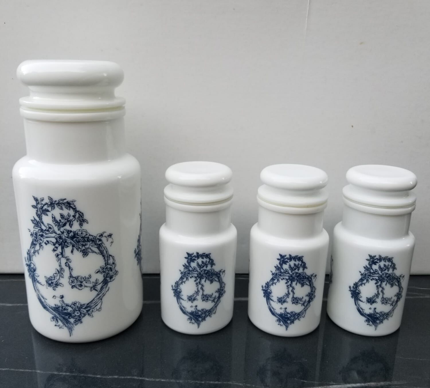 Pots d'apothicaire en opaline