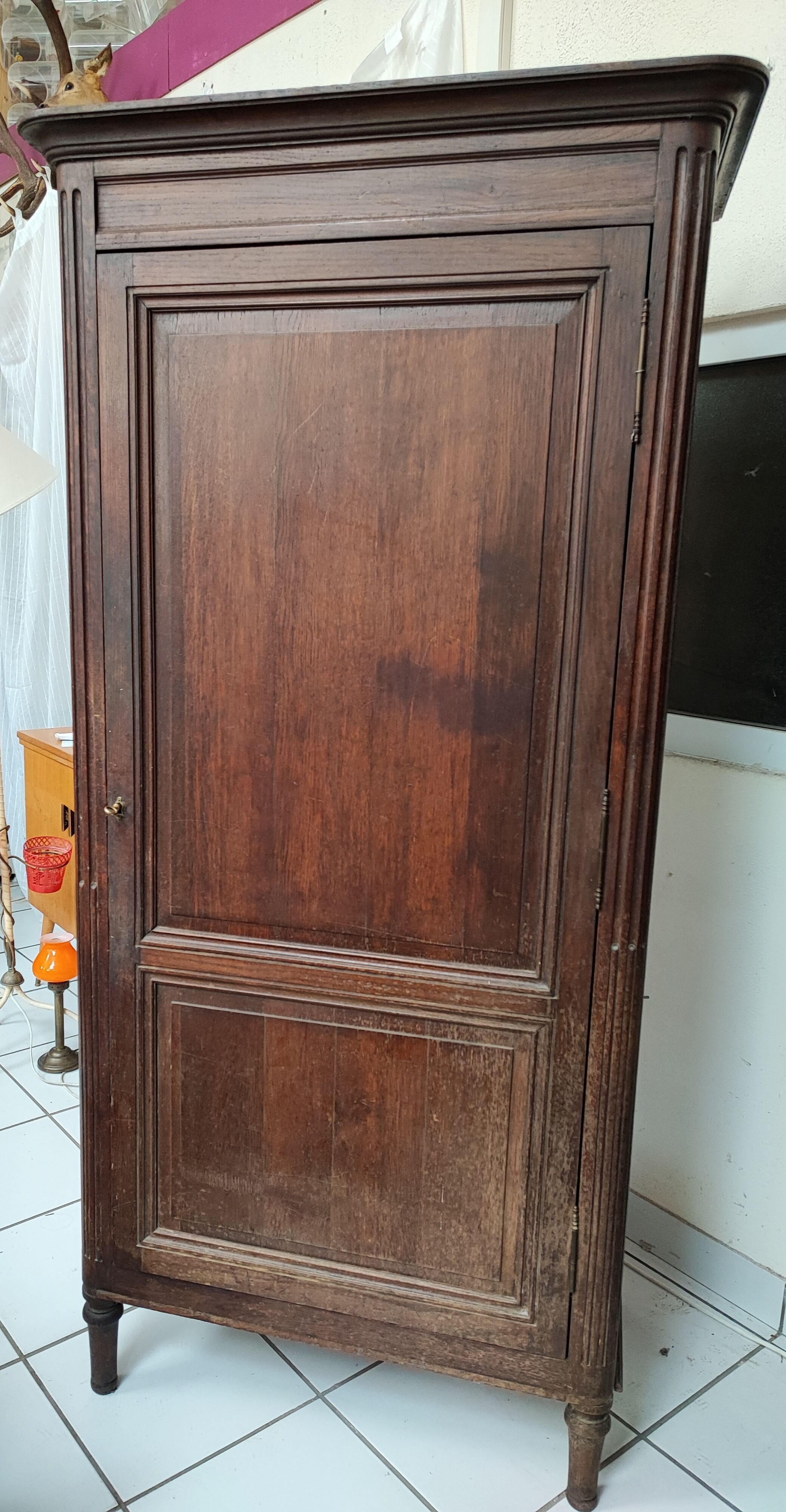 Bonnetière man standing cabinet a door