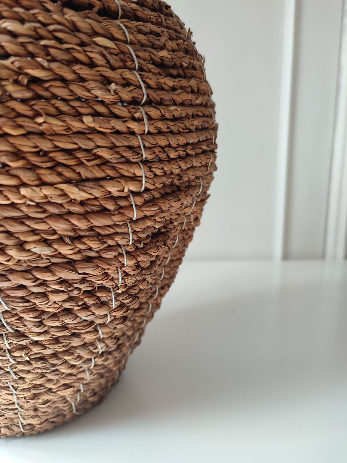 Vase tressé en jonc de mer