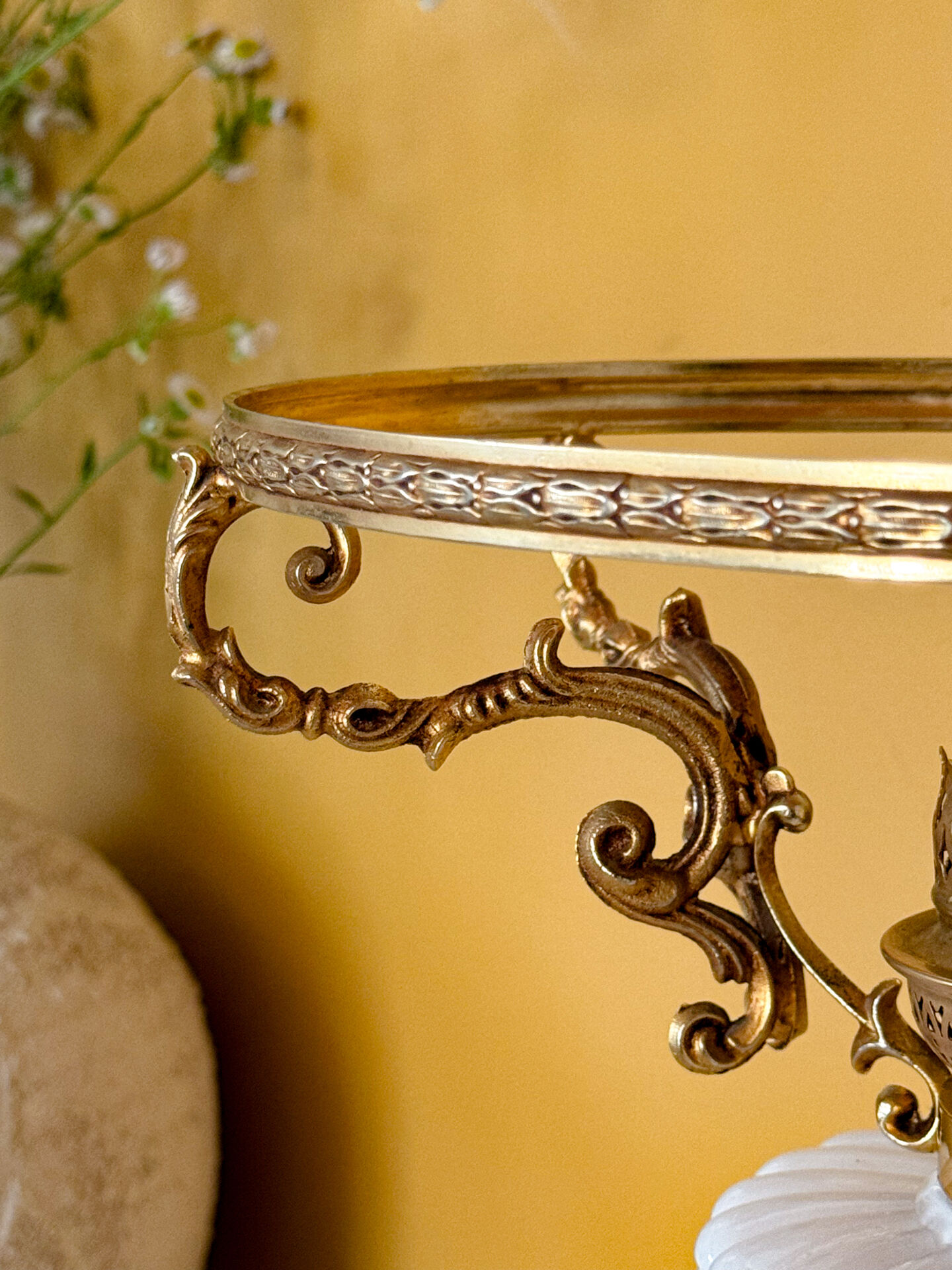 Lampe ancienne française en opaline blanche – bronze doré