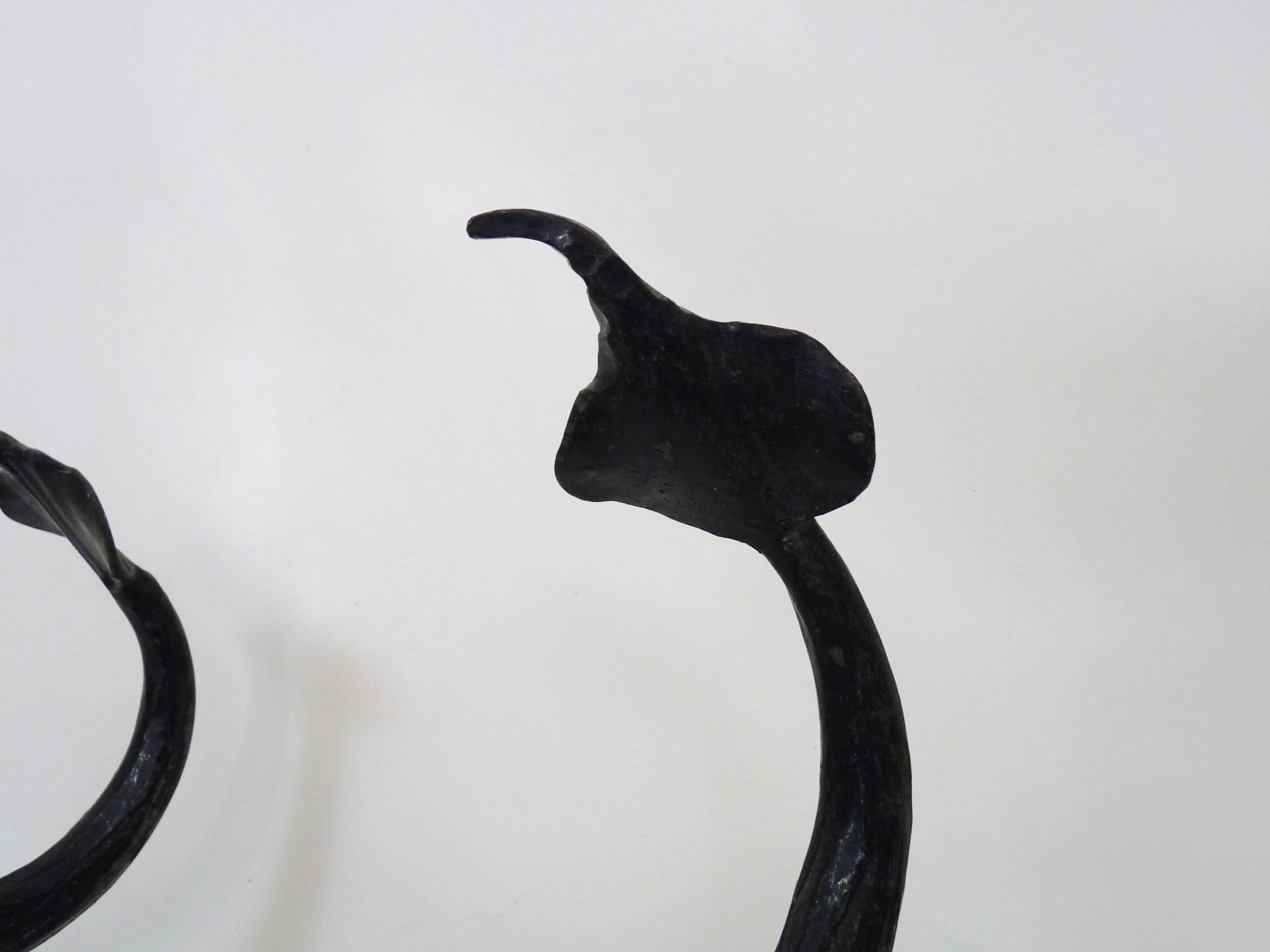 Paire de chenets de cheminée aux dragons en fer forgé
