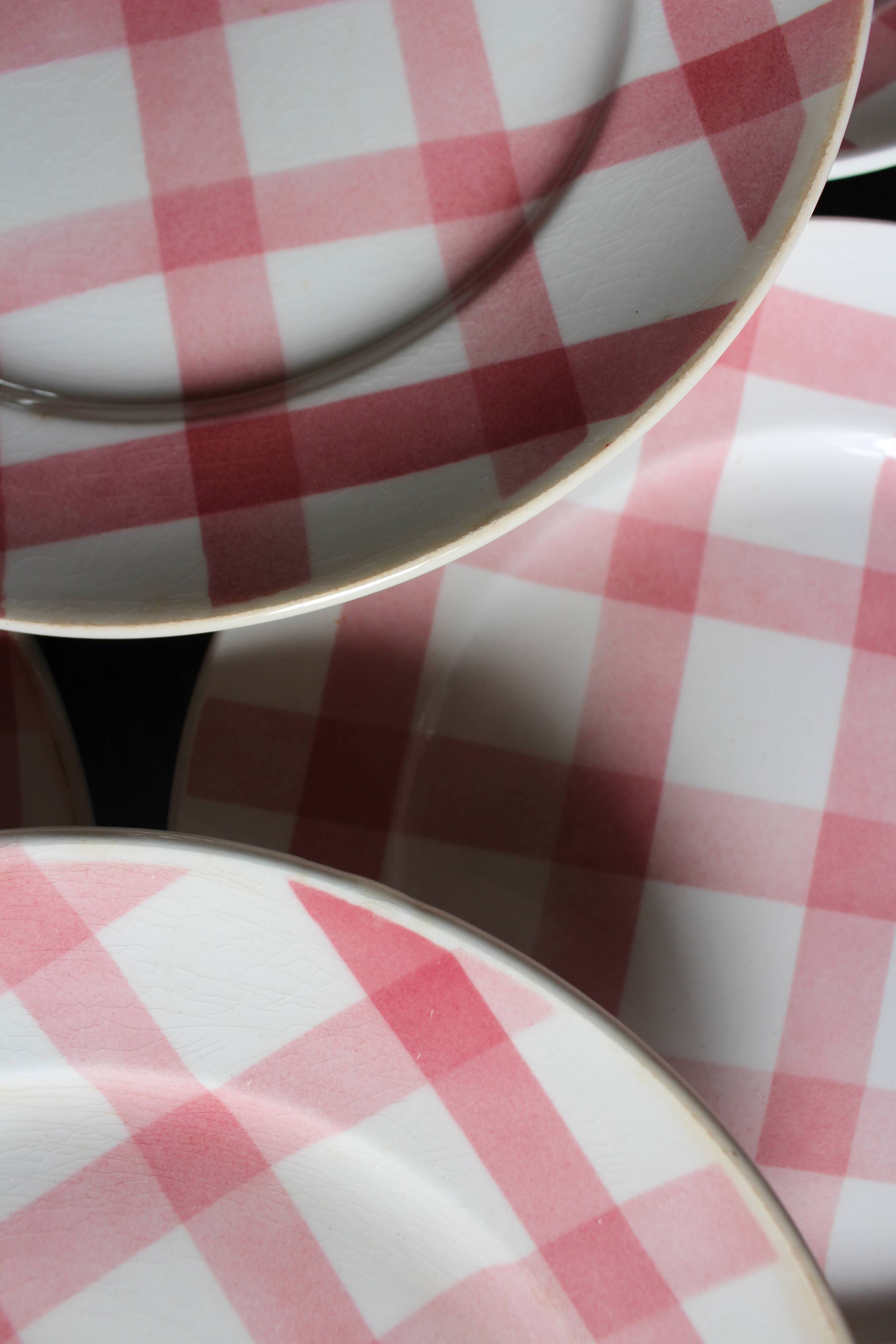 A set of 6 flat plates Nappe Rose Moulin des Loups