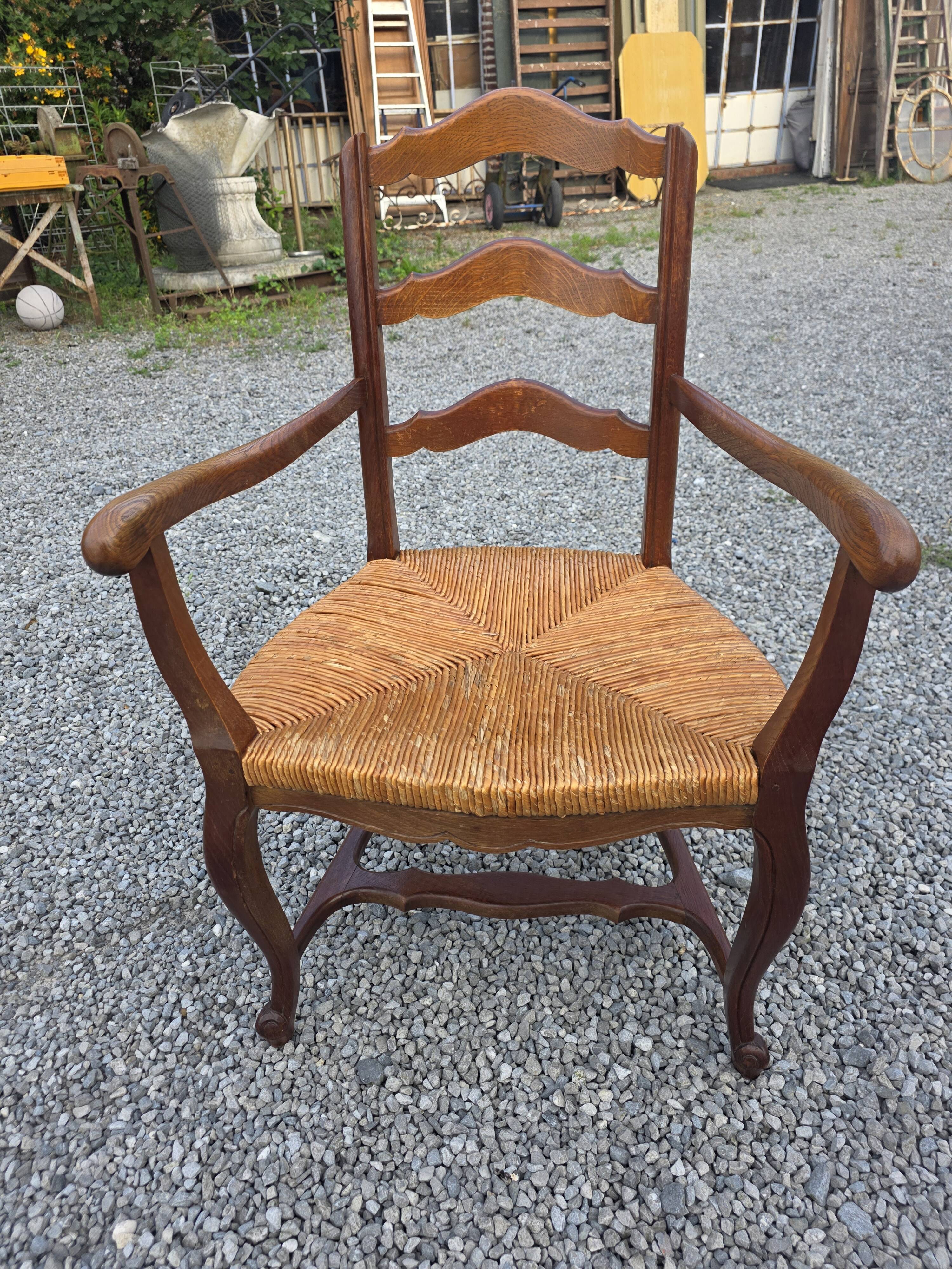 Fauteuil en chêne style Louis XV