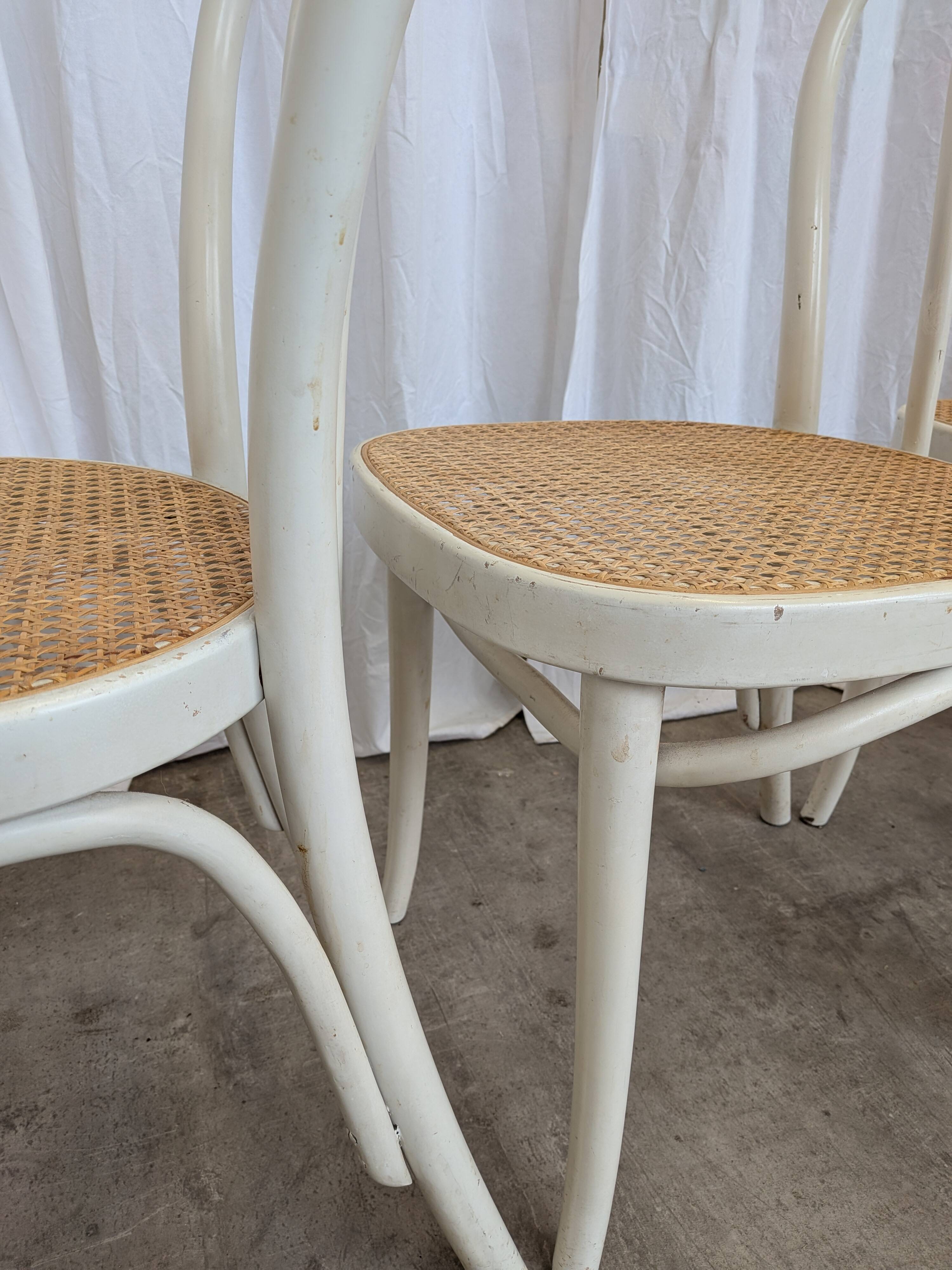 Ensemble de 6 chaises de salle à manger vintage de style Thonet : bois blanc et assise en cannage.