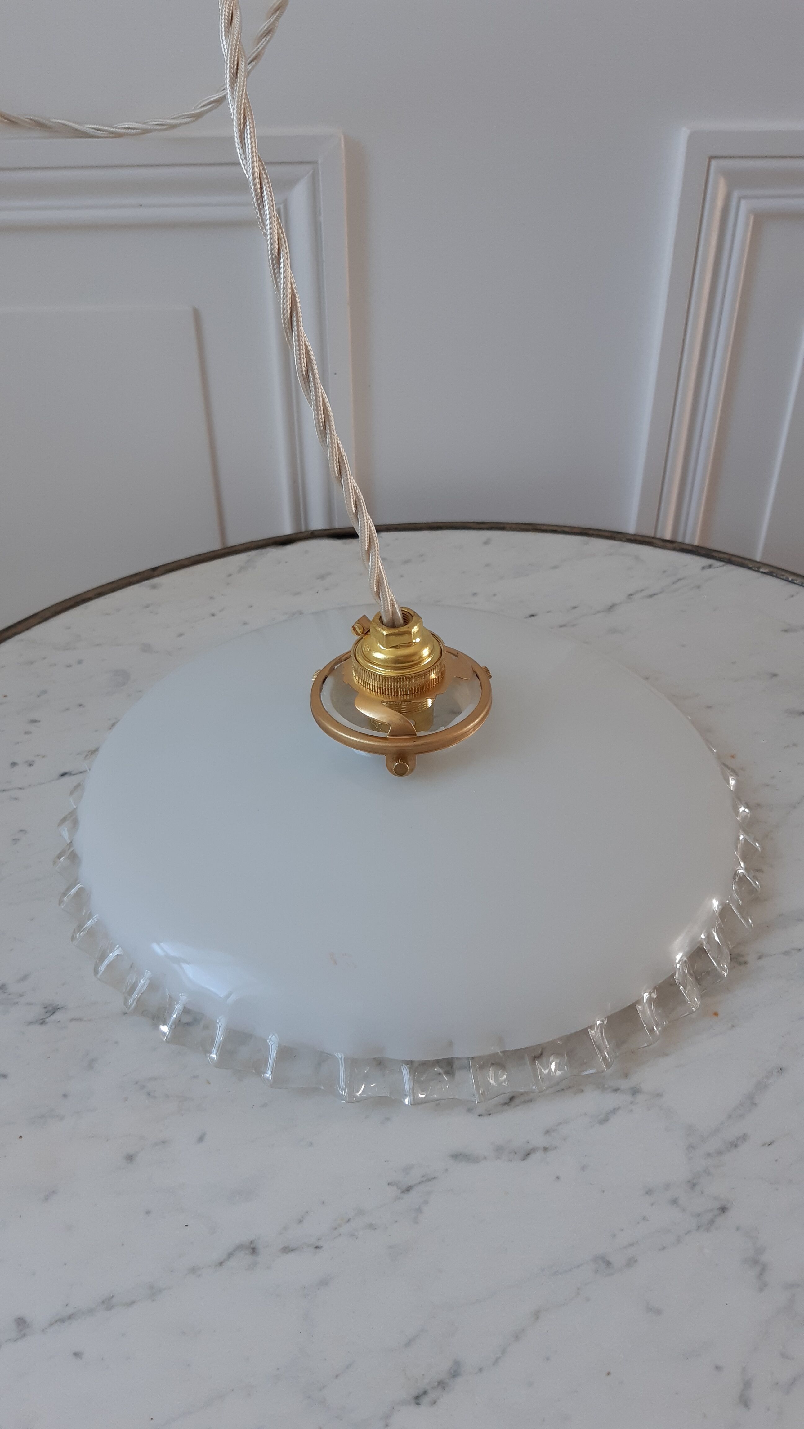 Pair of suspensions in pleated opaline and rounded border 30-40s